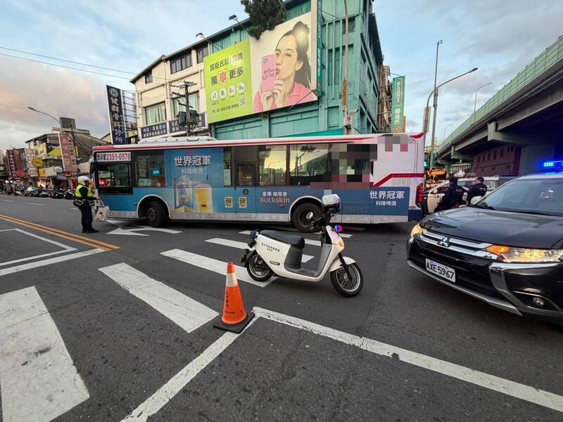 杨姓老翁被公车撞倒后送医不治。（记者王冠仁翻摄）