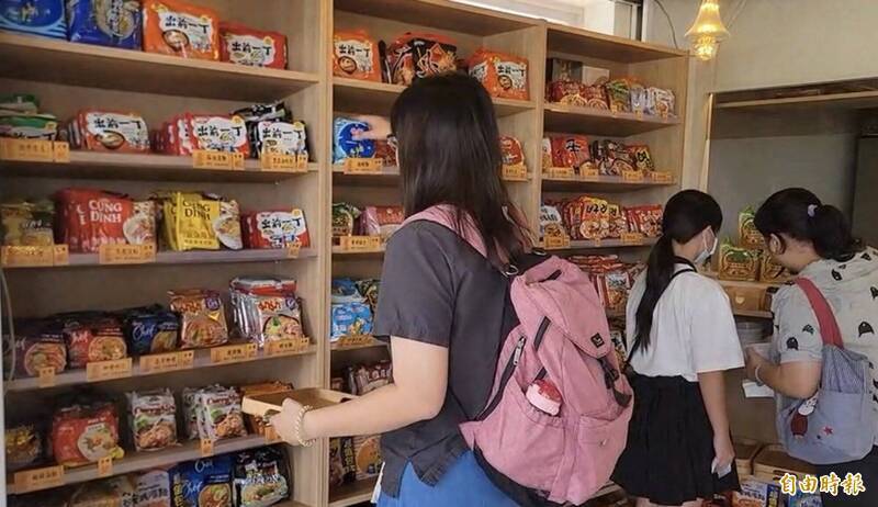 18分鐘搬光無人泡麵店10桶配料、3包食材 台南阿姨被抓包才付錢