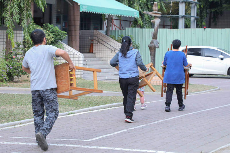 課桌椅帶回家!台中市汰舊換新 盧秀燕到潭陽國小關心領用情形