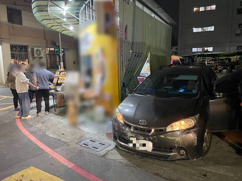 驚！高雄78歲翁暗夜駕車失控 撞破店家鐵皮屋