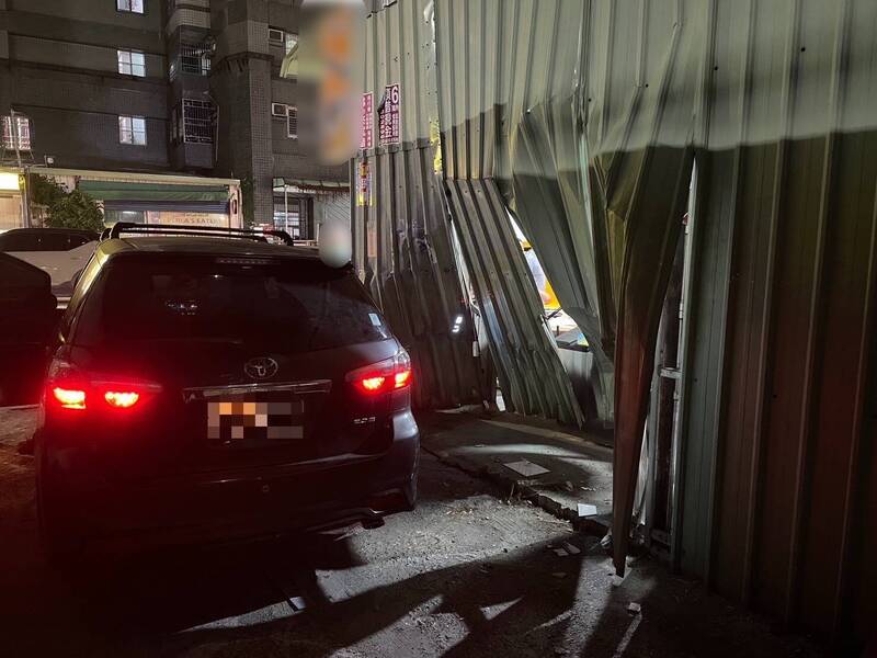 铁皮围墙被撞破大洞。（读者提供）