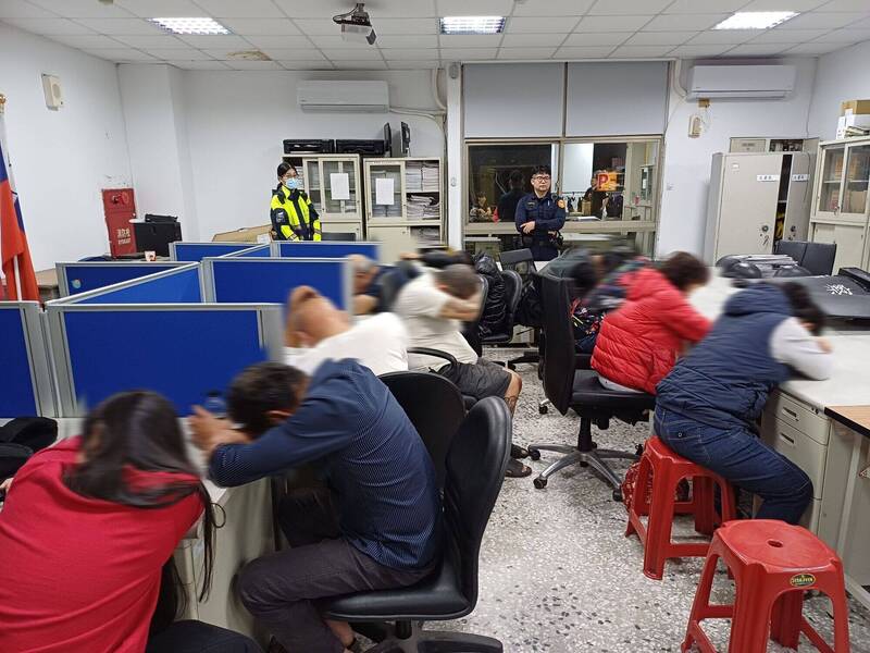 剛領普發1萬、車禍斷手都衝來賭 淡水無照茶室賭場被抄了