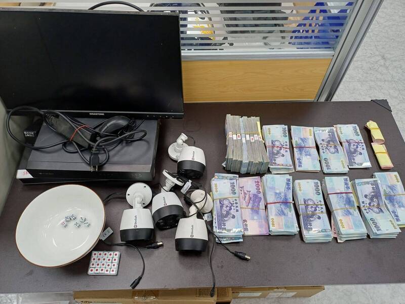 淡水分局查扣现金等证物。（记者吴仁捷翻摄）