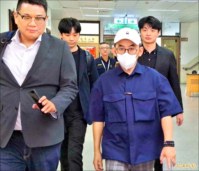 黃子佼擁近3千部兒少性影像 撒錢和解 高院判免關