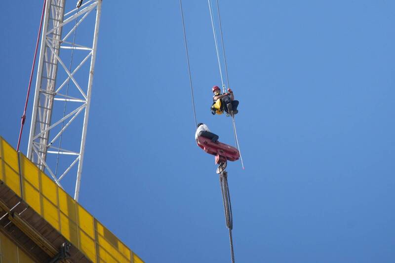 怎麼上去的?以色列男孩坐36層樓高起重機吊鉤 驚險救援影片曝