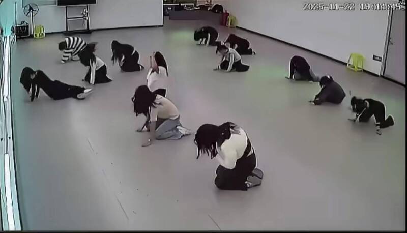 盲目學習! 中國舞蹈老師低血糖倒地 學生毫不猶豫全跟著倒