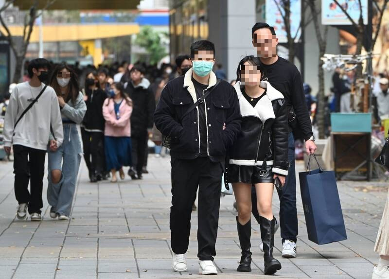 天冷了！ 信義區驚見冬季正妹標準「三件套」 網笑：當地制服