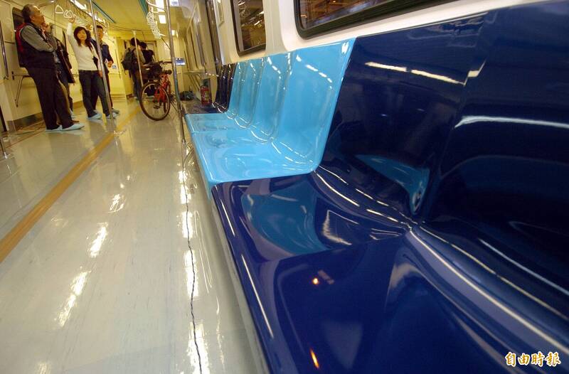 13歲女「脊椎開刀」坐一般座被逼讓位 母心疼:要露30cm疤痕嗎?