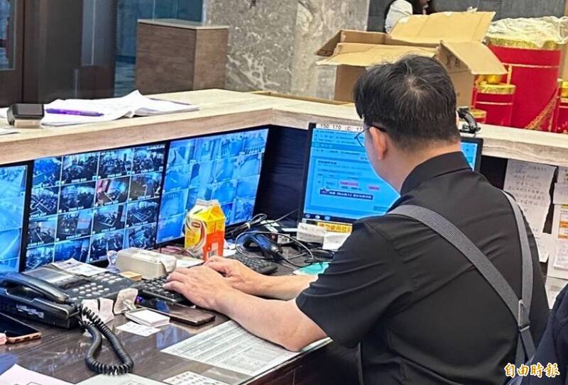 社會新鮮人當保全 他吐槽「念大學幹嘛」 網友「3理由」批駁