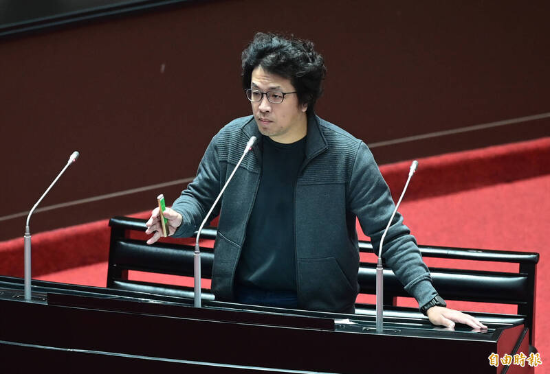 藍營為中配參政硬修國籍法 沈伯洋怒嗆：放敵國勢力進核心不叫護憲