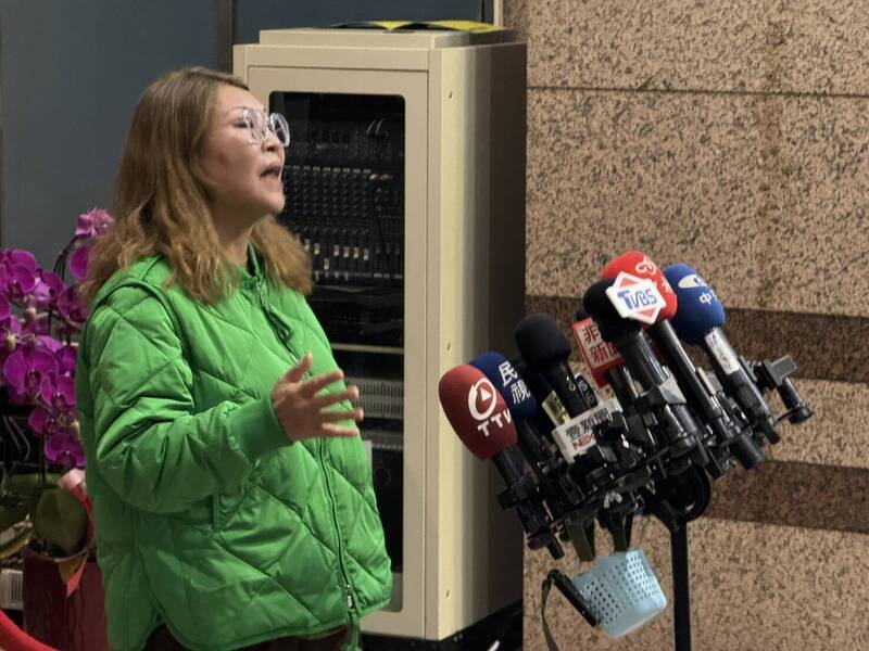 現場氣氛凝結！「一身綠」和鄭麗文握手 中配何鷹鷺：我是綠的