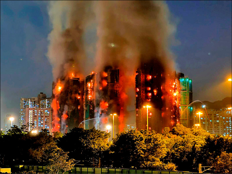 鷹架失火 香港住宅大樓延燒 至少13死