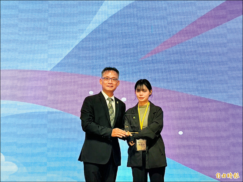 獲選模範身心障礙勞工 沈嘉渝展現生命力 暖心服務旅客