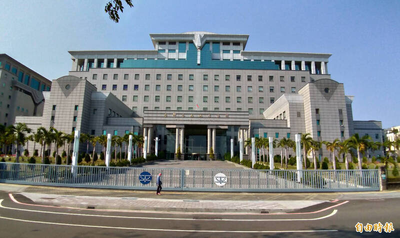 在校內亂傳「女女師生戀滾床單」長舌女大生慘了