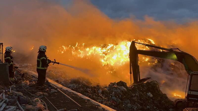 澎湖紅羅垃圾場凌晨再傳大火 煙霧瀰漫飄惡臭