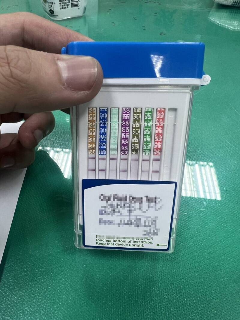 员警对郑女施以唾液毒品快筛试剂检测，发现依托咪酯、K他命呈阳性反应。（民众提供）