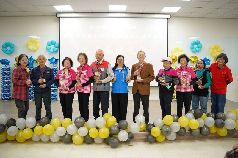 新竹縣表揚9耆老志工 盼更多人用愛串起獨老微笑
