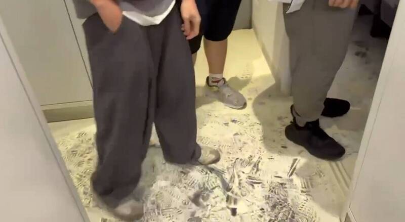 滅火器怪客大鬧台鐵！車廂內亂噴滅火器被乘客合力壓制