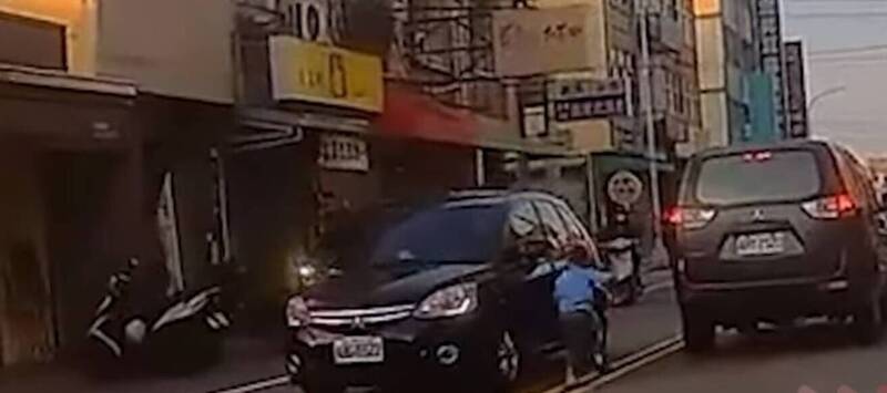 男童橫越馬路險挨撞  駕駛PO影片「撞到算誰的？」引熱議
