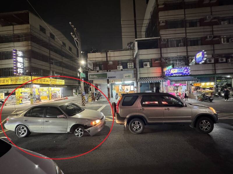 男開車1天撞2次 輪胎皮都沒了照開讓路人驚呆