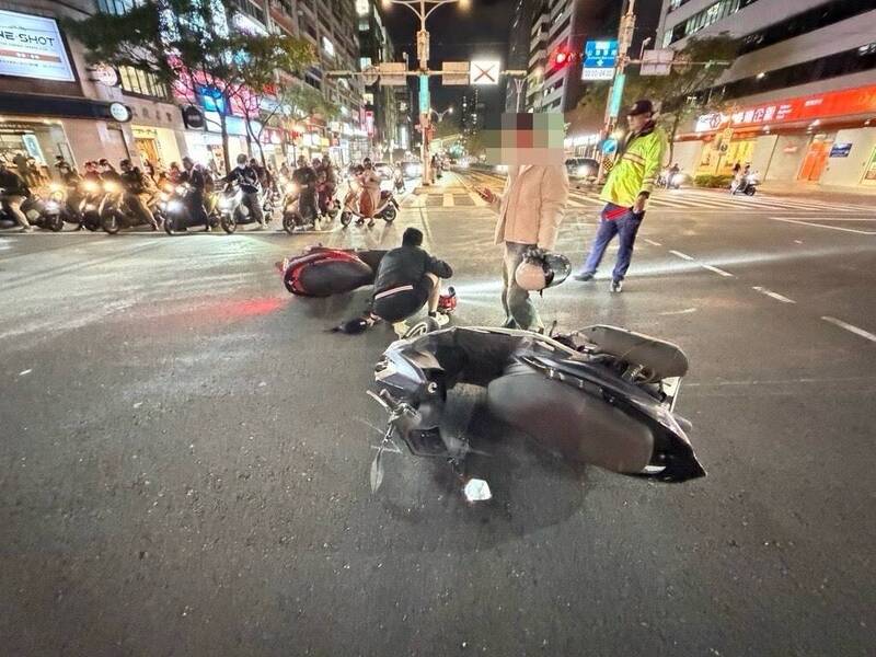 下班車流多險象環生 北市復興南路待轉機車遭追撞2人輕傷