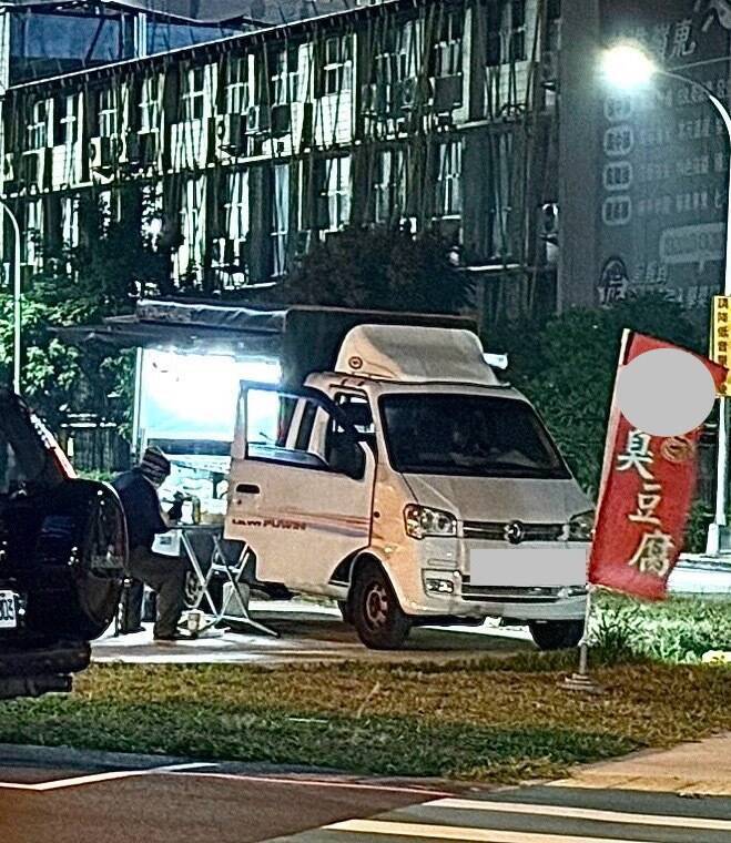 「臭豆腐」餐車佔公有綠地擺攤 台中綠議員怒批、市府查辦