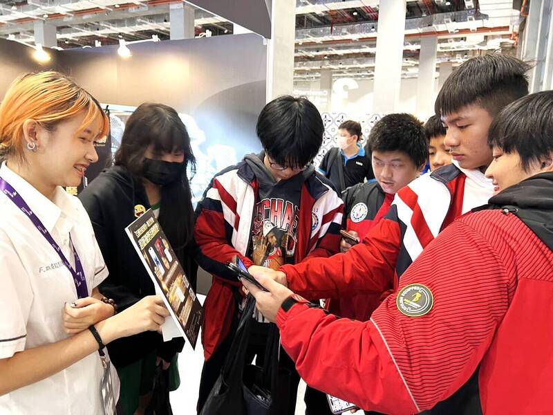 新北6國手出戰亞洲技能競賽 主題館再祭iPhone17抽獎為選手加油