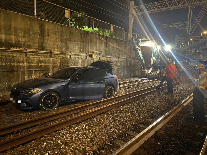 BMW雙門M2跑車遭竊!通緝犯開進鐵道爆胎 新車價375萬起跳