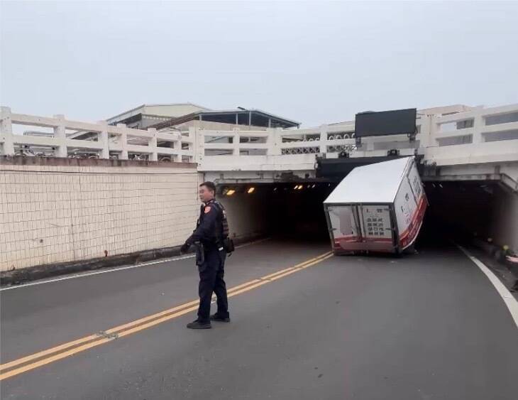 高雄貨車沒注意地下道限高 硬闖過去「卡蛋」了