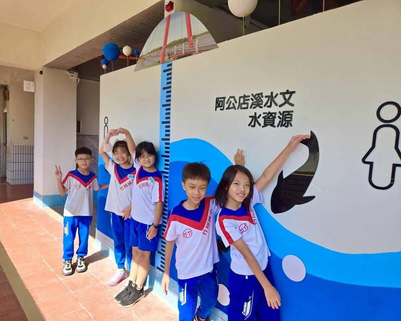 高雄竹圍國小廁所翻新 學童開心:好像走進新學校