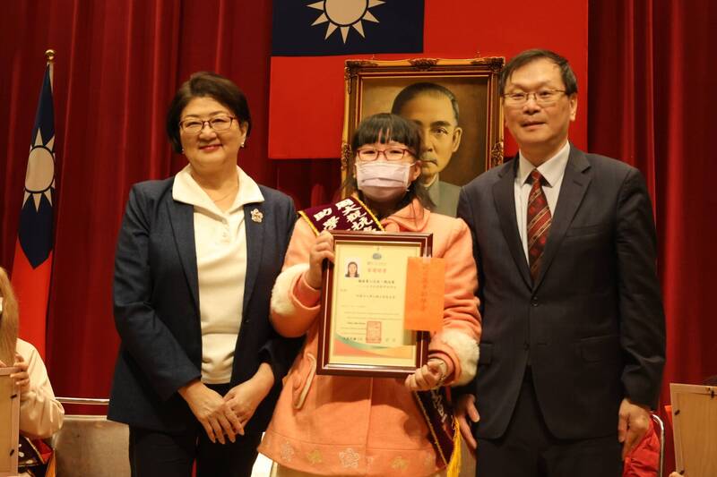 周大觀基金會頒助學金 莊人祥現身鼓勵學子勇敢抗癌