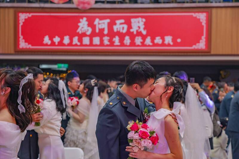 陸軍93對佳偶聯合婚禮 無人機「精準」傳情交換戒指