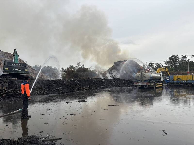 台南烏樹林暫置場火災最新進度 燃燒高度再降低1公尺