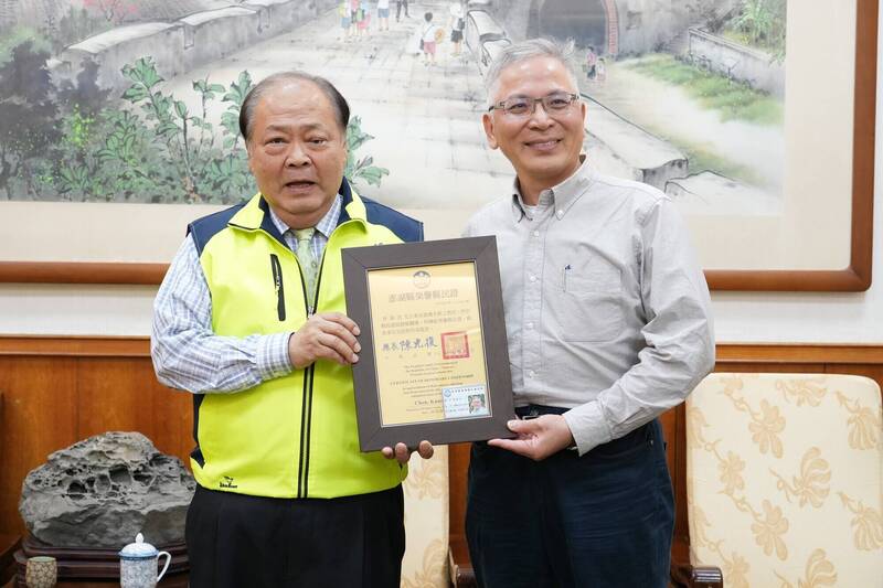 海管處卸任處長徐韶良 獲澎湖縣榮譽縣民證