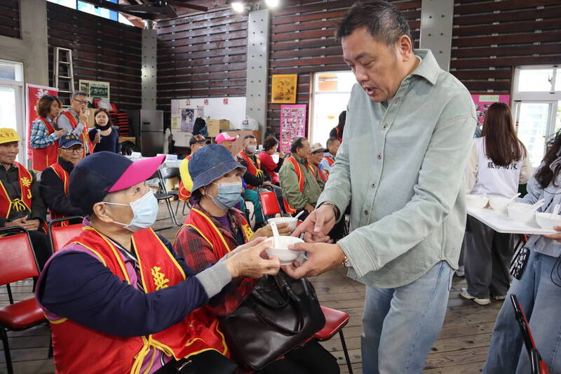 7旬嬤餐廳洗碗賺生活費 今企業送滴雞精關懷幫補元氣