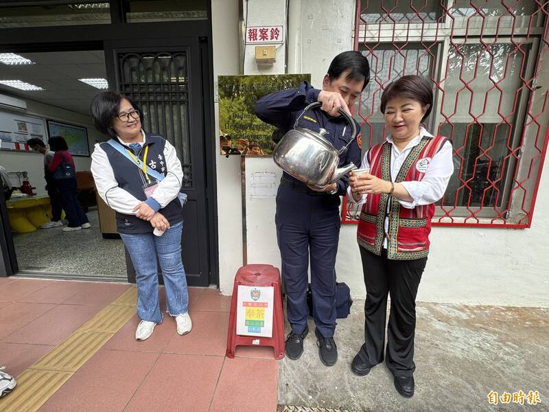 盧秀燕造訪波麗士大人!大棟派出所奉茶是雪山山泉 「真的有甜」