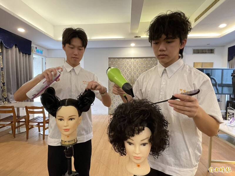 男上加男進軍全國技藝競賽美髮組 台中明德高中陳致玄、洪楷程奪金