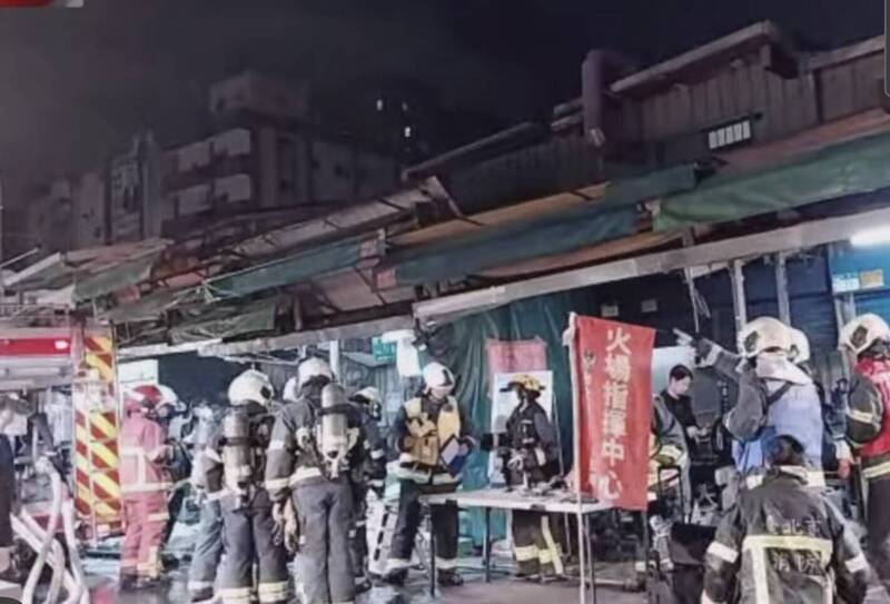 萬華雙和市場暗夜大火 火場救出灼傷7旬翁
