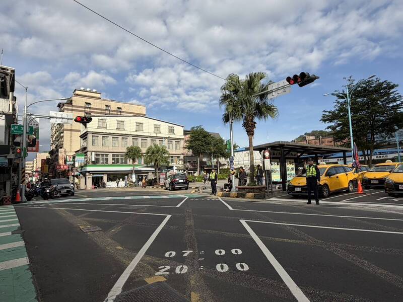 瑞芳火車站前行人號誌啟用亂象不斷 警籲民眾別闖紅燈