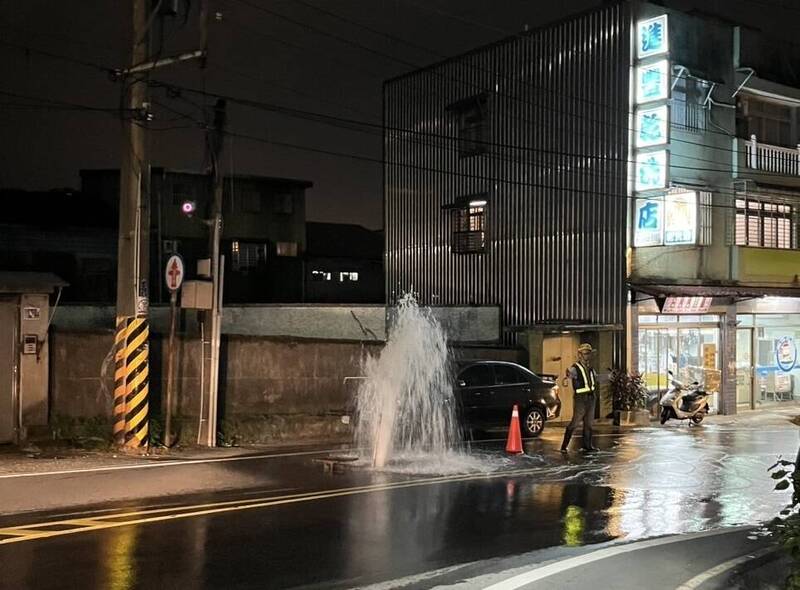 基隆河遭油污染 自來水有油味緊急排水