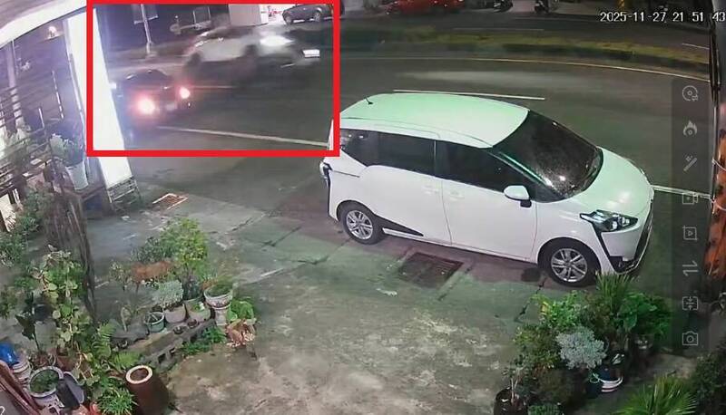 擦撞側翻一路冒火花!嘉義太保轎車衰撞路邊鬼切車 驚悚畫面曝