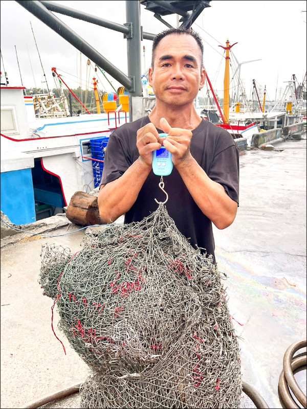 彰化漁民黃順恆 年清千餘公斤海廢奪冠