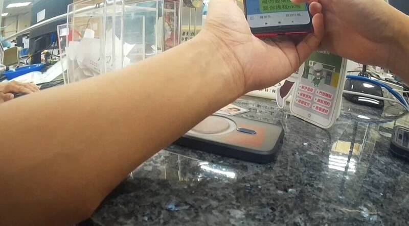 謊稱治眼疾提25萬 郵局行員機警助警識破交友詐騙