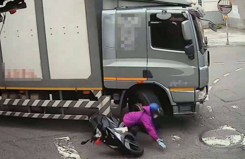 彰化大貨車右轉與機車碰撞  最後一刻急踩煞車女騎士險爆頭