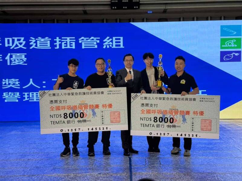 南投县消防局碧兴分队队员许秝丰与草屯分队队员白明伦，参加全国呼吸道插管竞赛获特优。（南投县消防局提供）