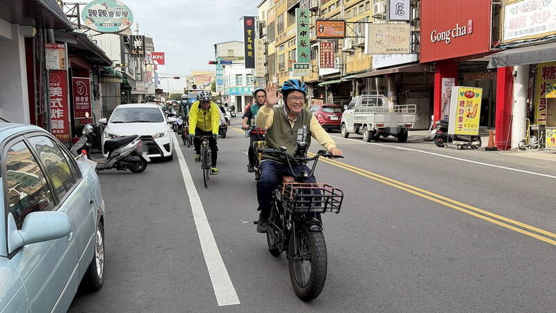 綠營彰化類初選倒數！邱建富單車造勢 82歲江昭儀騎上最前線力挺