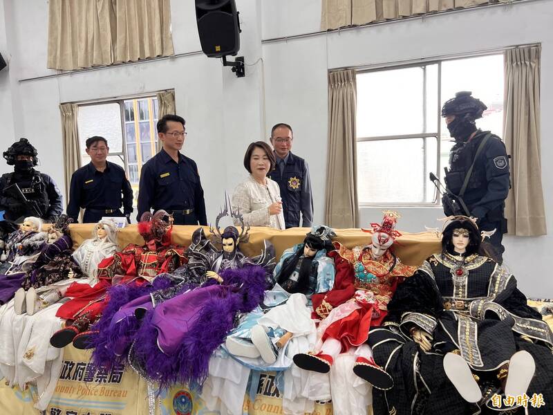 恒春警分局破获刻偶师私下贩售未经授权的布袋戏偶，屏东县长周春米肯定员警的努力。（记者罗欣贞摄）
