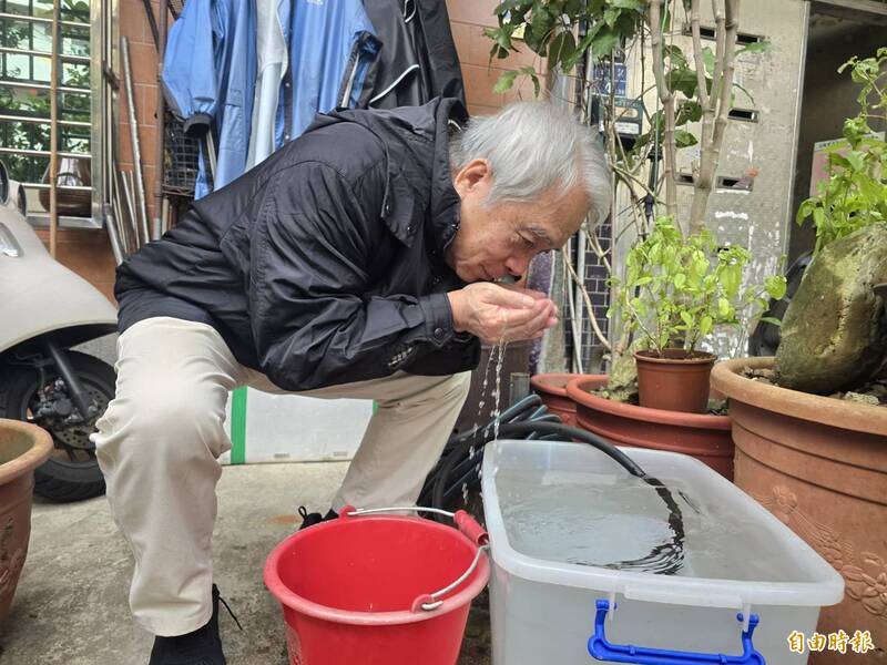 自來水有油味!基隆河發現油污 民眾一喝嗆到吐