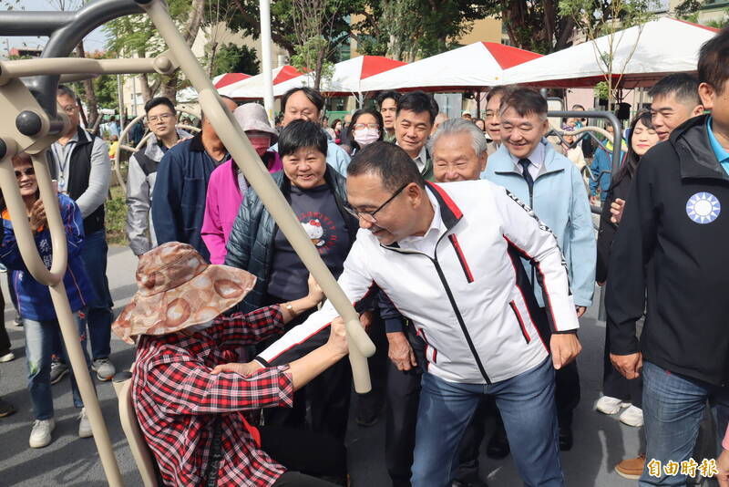 新莊快樂公園啟用 侯友宜提醒長輩多運動還要小心詐騙