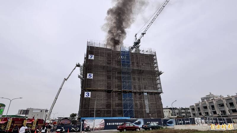 台南新營住宅大樓工地火警 大批消防車趕往救援